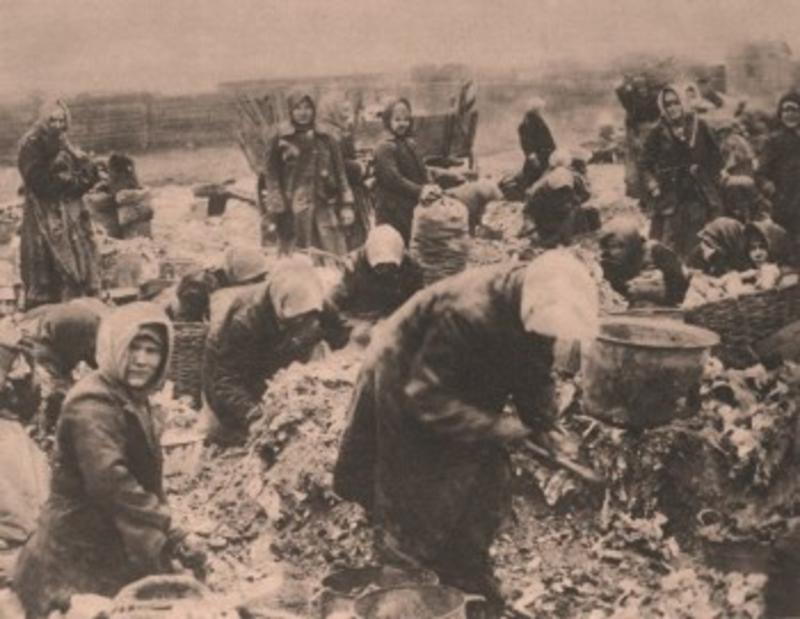 erkaempfte republik pr foto 10 small women and children searching for food das interssante blatt 3 march